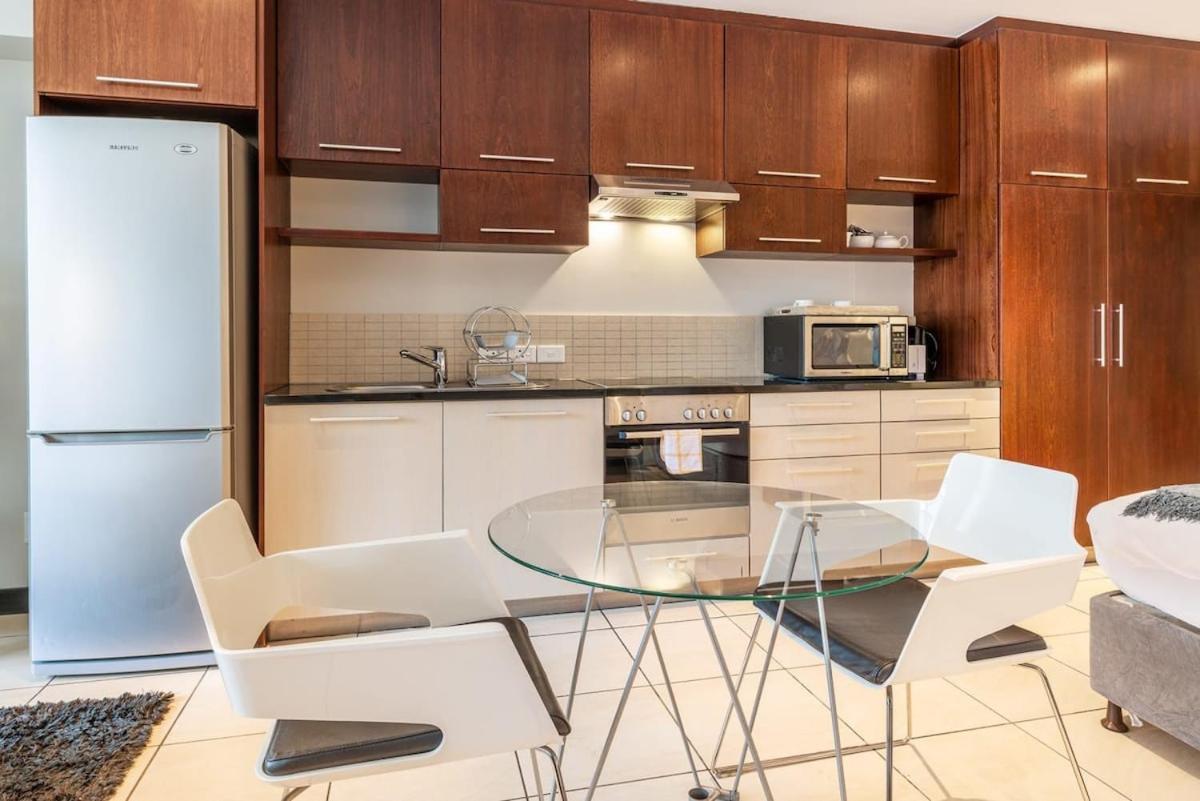 Apartment Close To Cticc W Fast Wifi & Secure Parking