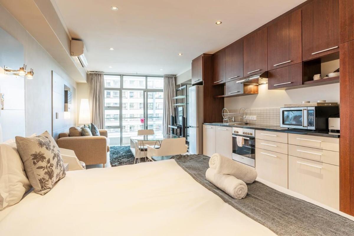 Close To Cticc W Fast Wifi & Secure Parking Apartment *